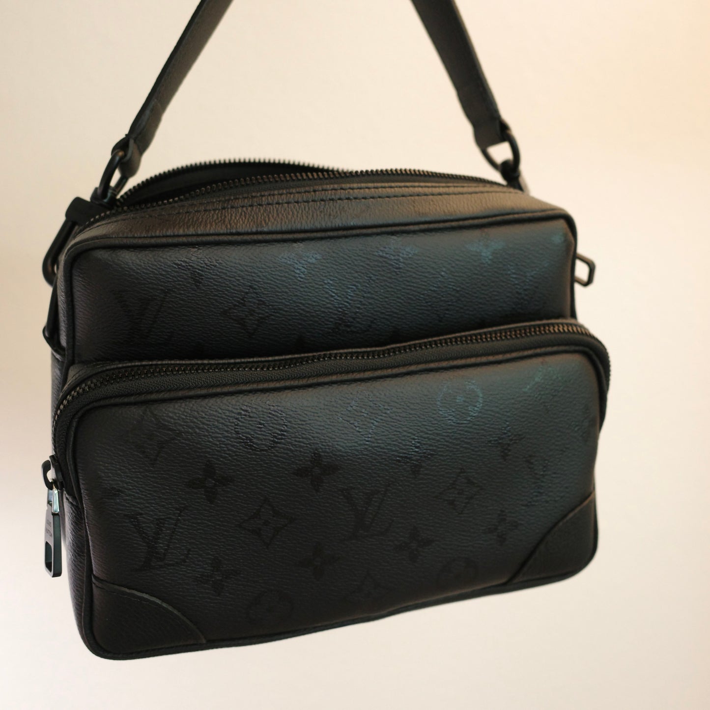 LOUIS VUITTON Monogram Midnight Nil Messenger Bag