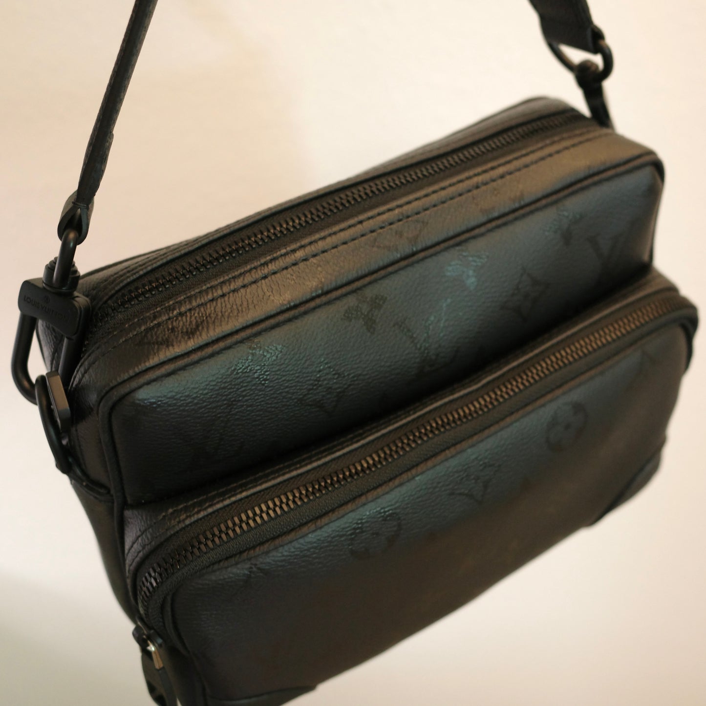 LOUIS VUITTON Monogram Midnight Nil Messenger Bag