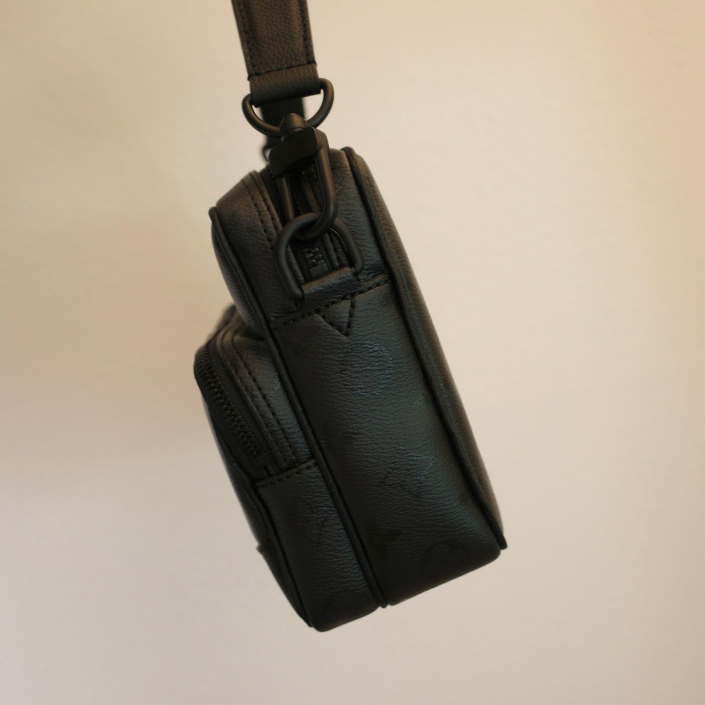 LOUIS VUITTON Monogram Midnight Nil Messenger Bag