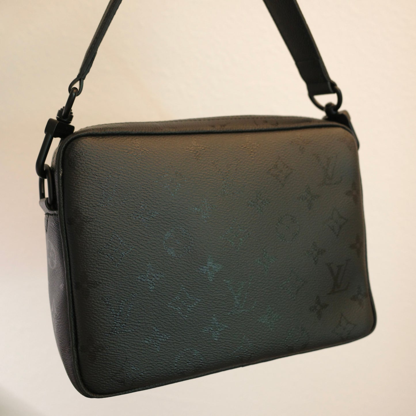 LOUIS VUITTON Monogram Midnight Nil Messenger Bag