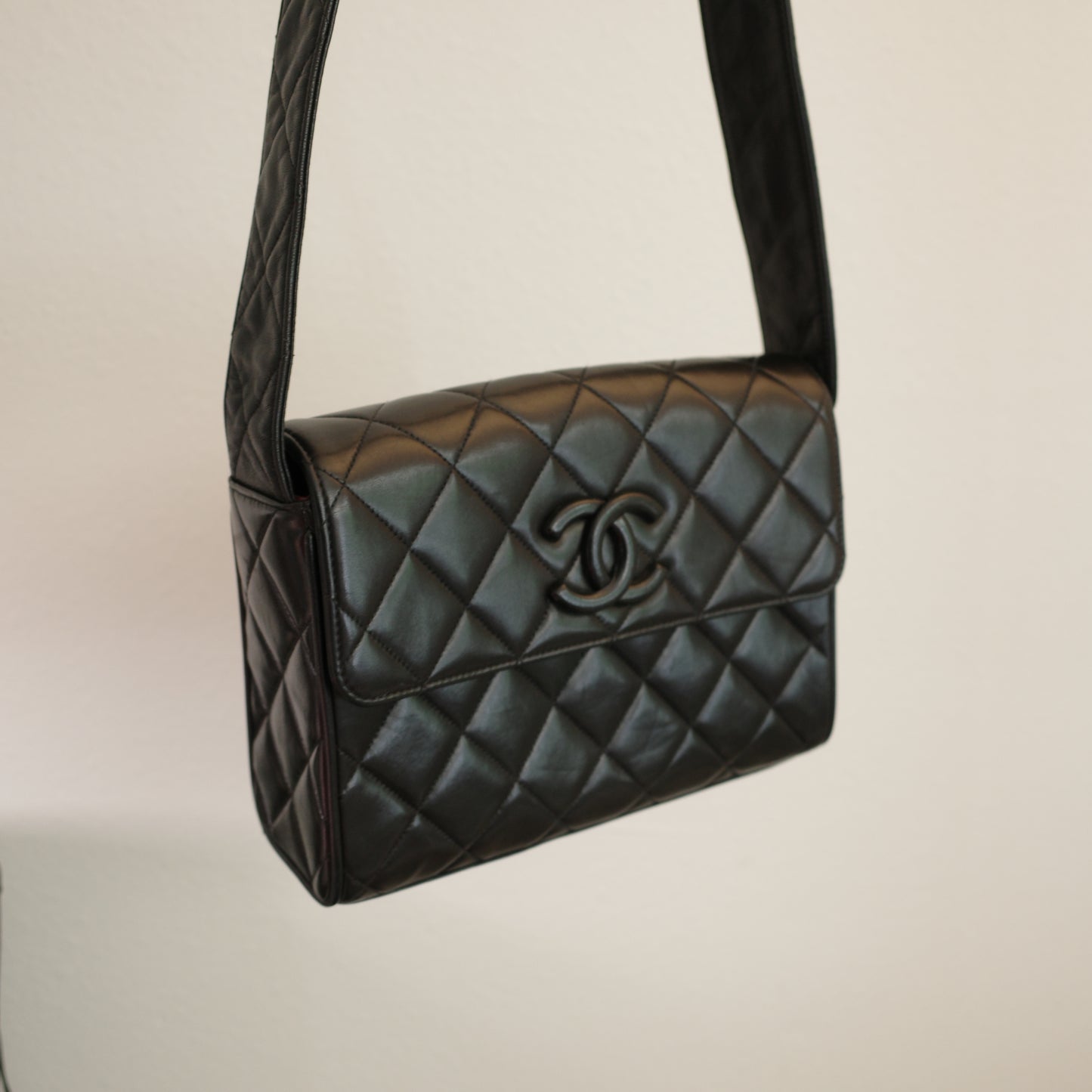 CHANEL 1994 Lambskin Quilted Black Shoulder Crossbody Bag
