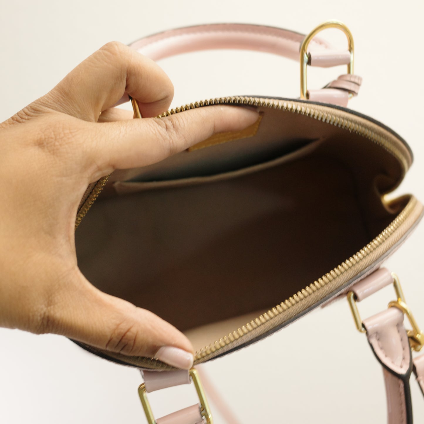LOUIS VUITTON Vernis Light Pink Alma BB
