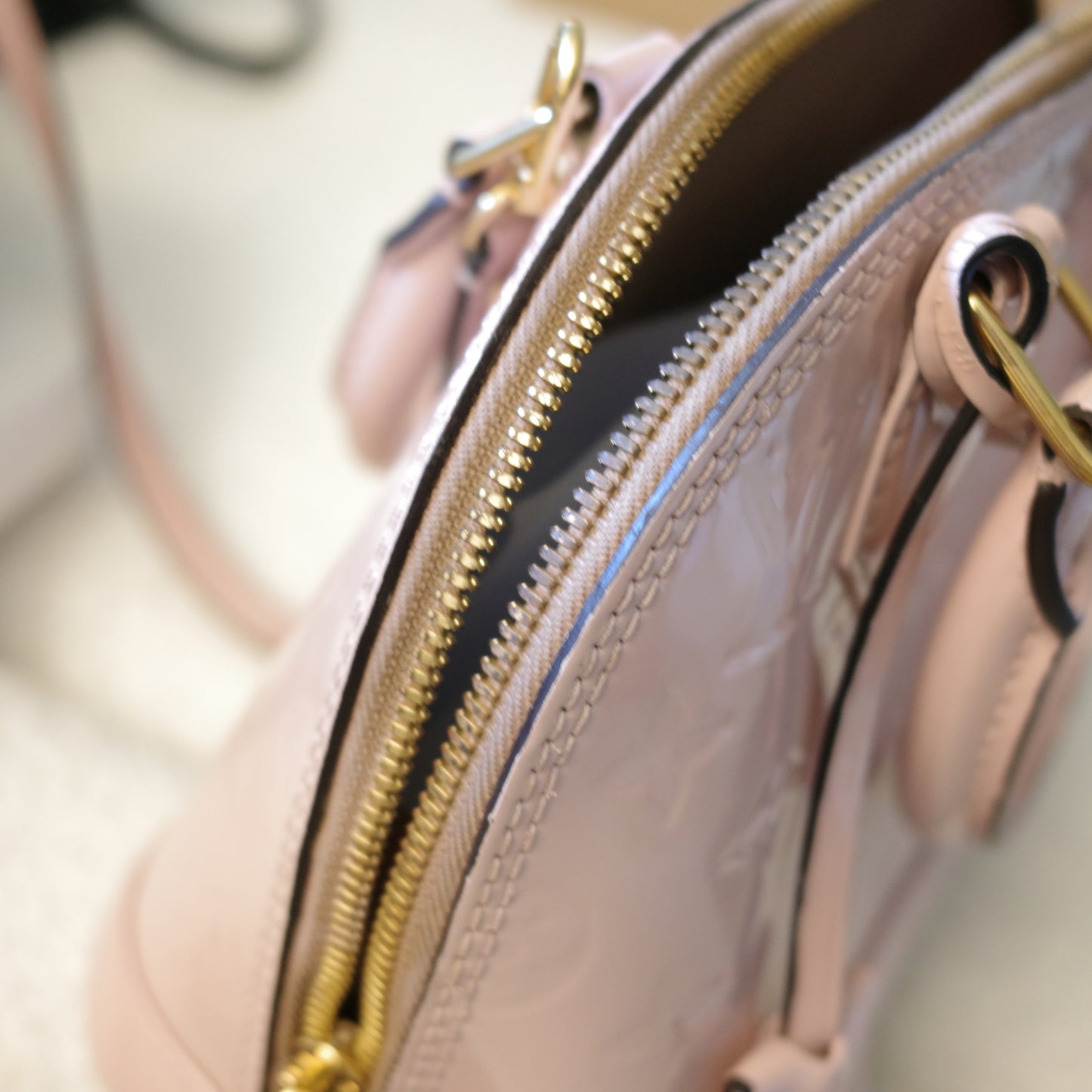 LOUIS VUITTON Vernis Light Pink Alma BB