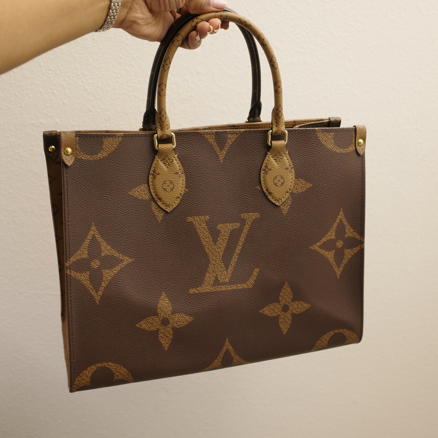 Louis Vuitton OntheGo MM Reverse Monogram with Leather Handles