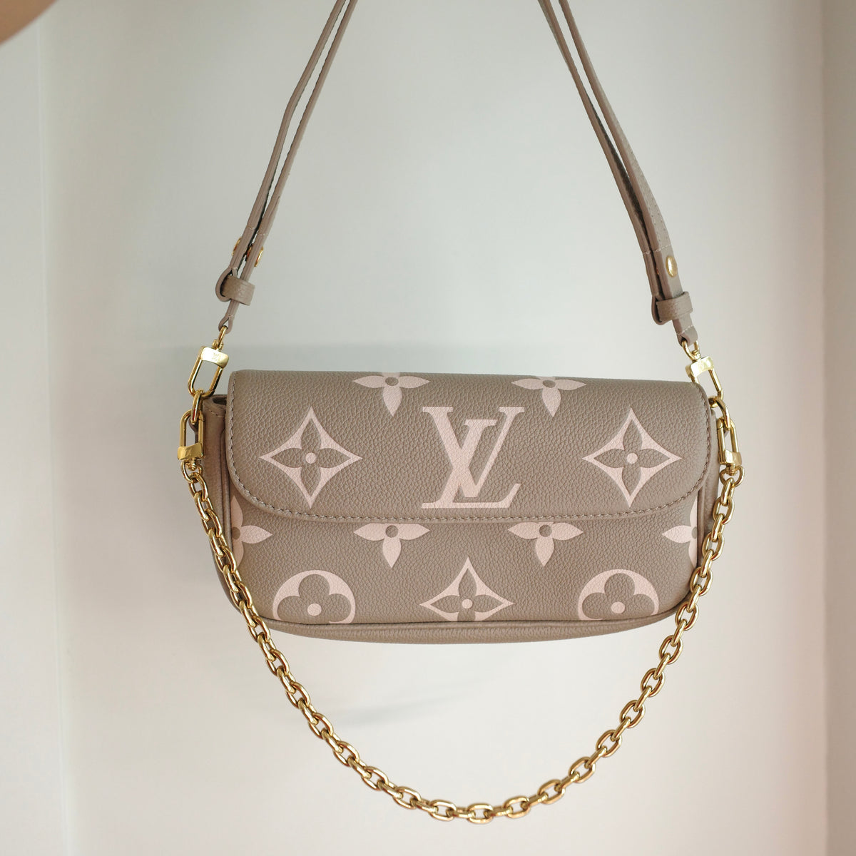 LOUIS VUITTON Wallet on Chain Ivy WOC Empreinte Bicolor Turtledove