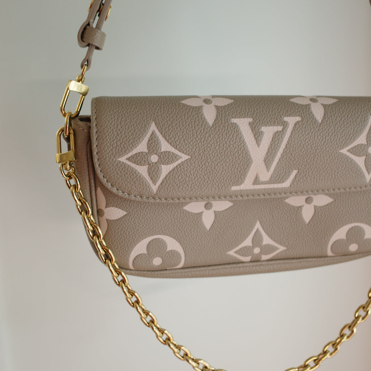 LOUIS VUITTON Wallet on Chain Ivy WOC Empreinte Bicolor Turtledove