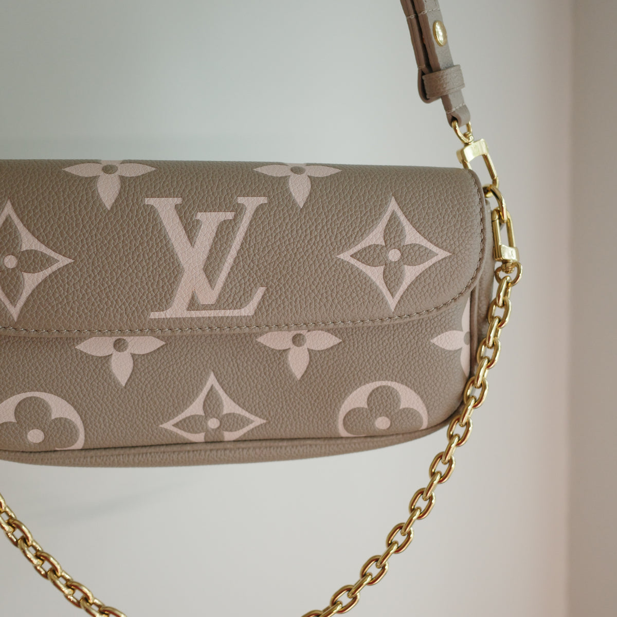 LOUIS VUITTON Wallet on Chain Ivy WOC Empreinte Bicolor Turtledove