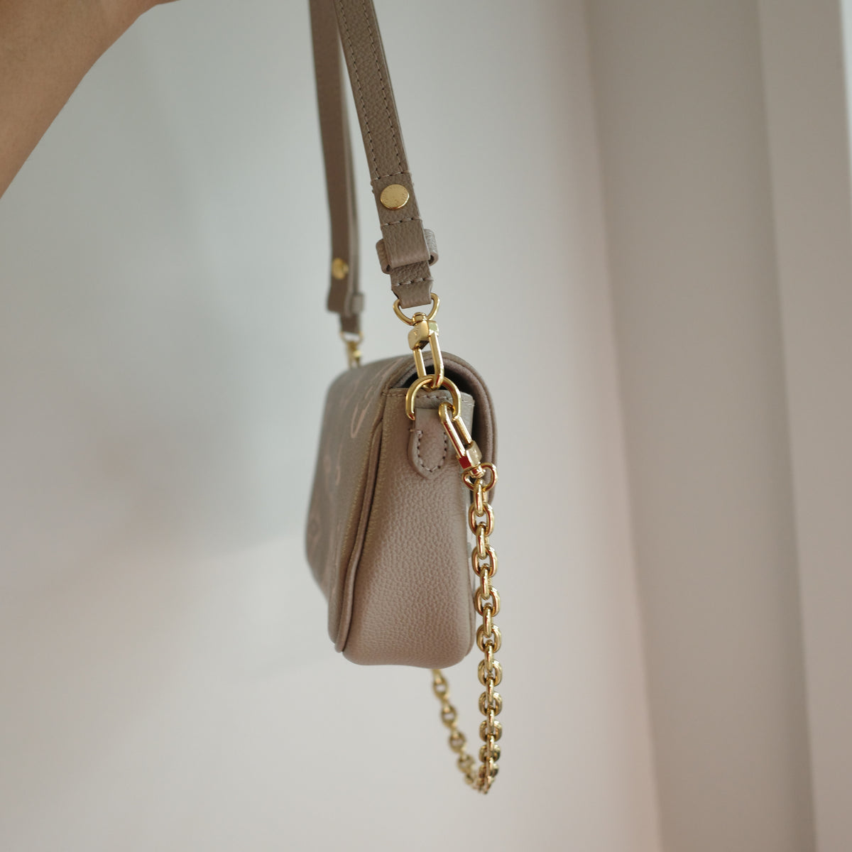 LOUIS VUITTON Wallet on Chain Ivy WOC Empreinte Bicolor Turtledove