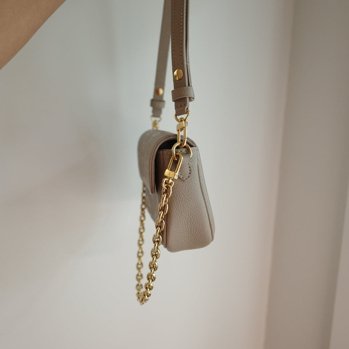 LOUIS VUITTON Wallet on Chain Ivy WOC Empreinte Bicolor Turtledove