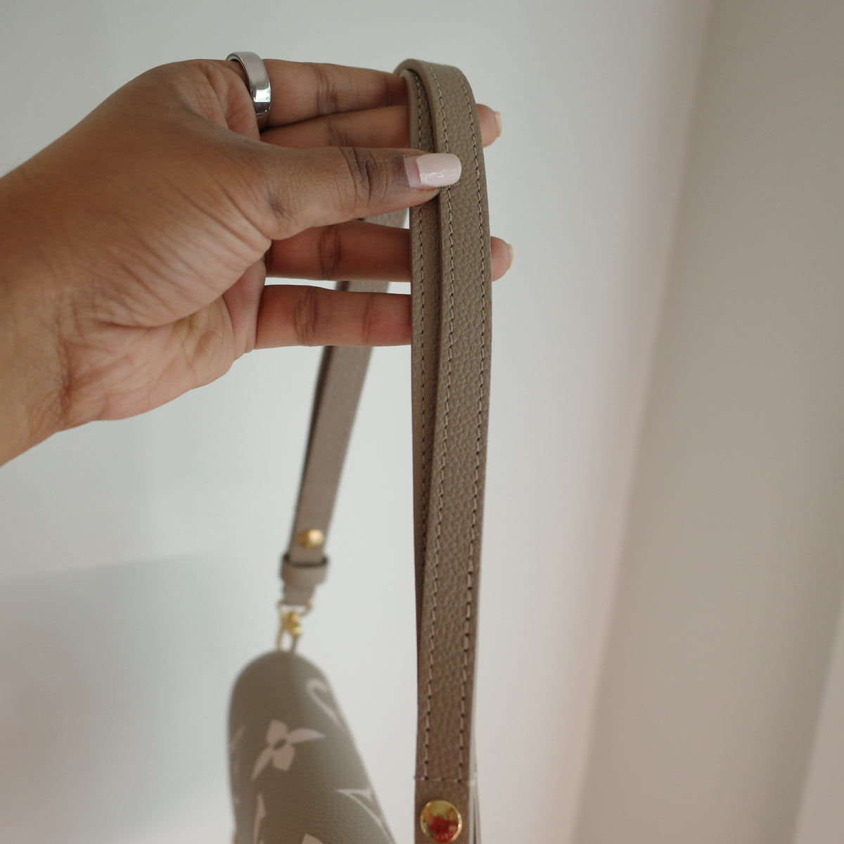 LOUIS VUITTON Wallet on Chain Ivy WOC Empreinte Bicolor Turtledove
