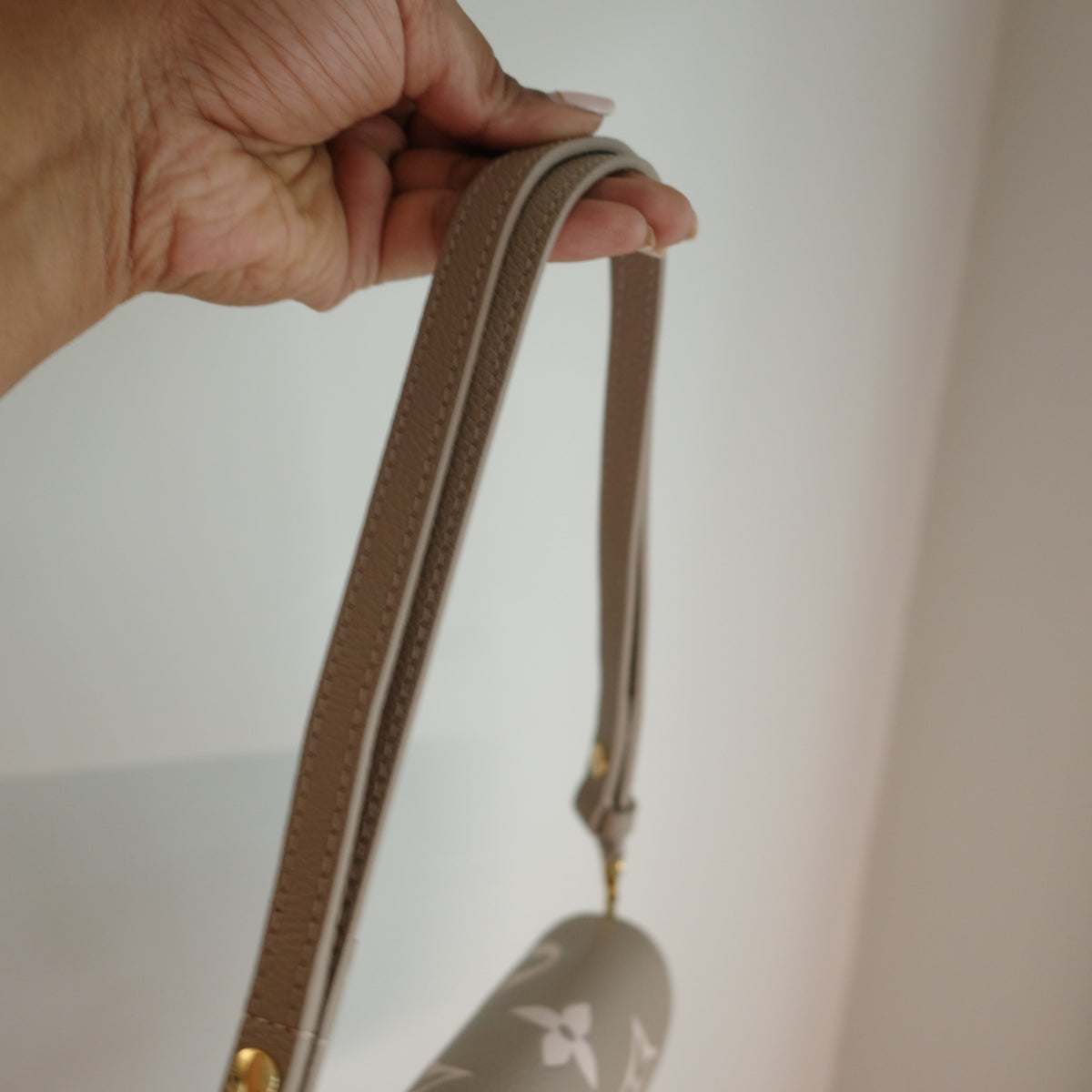 LOUIS VUITTON Wallet on Chain Ivy WOC Empreinte Bicolor Turtledove
