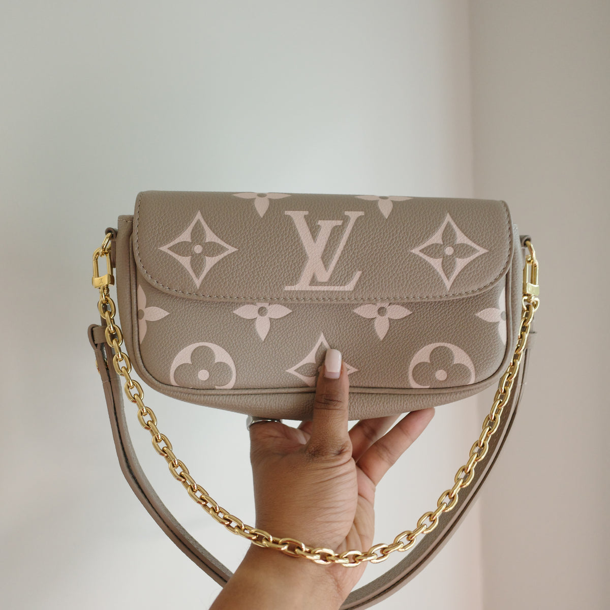 LOUIS VUITTON Wallet on Chain Ivy WOC Empreinte Bicolor Turtledove