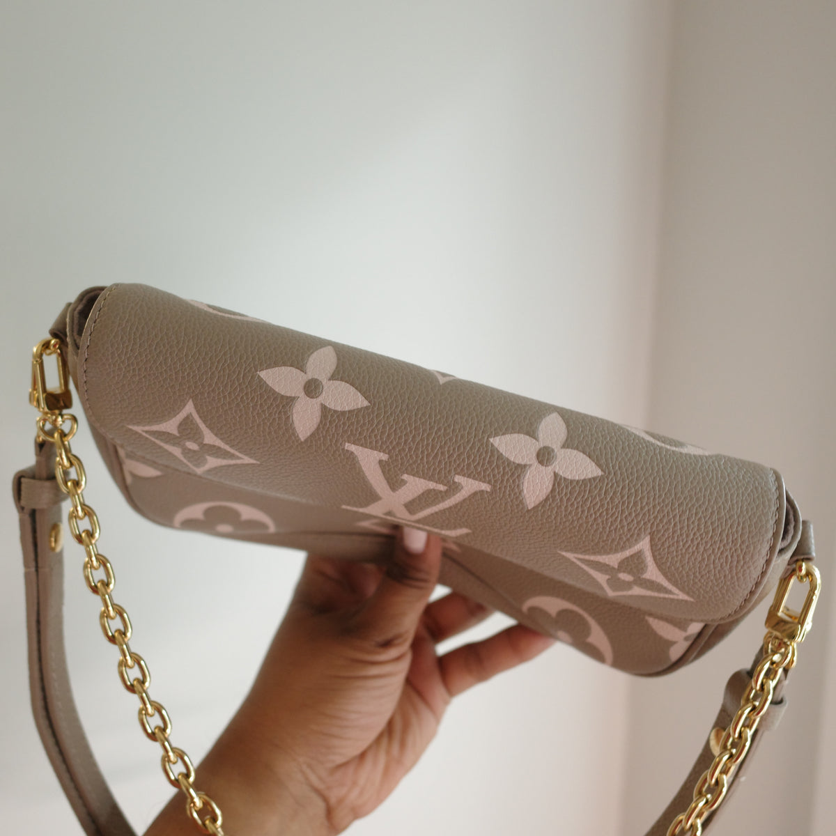 LOUIS VUITTON Wallet on Chain Ivy WOC Empreinte Bicolor Turtledove