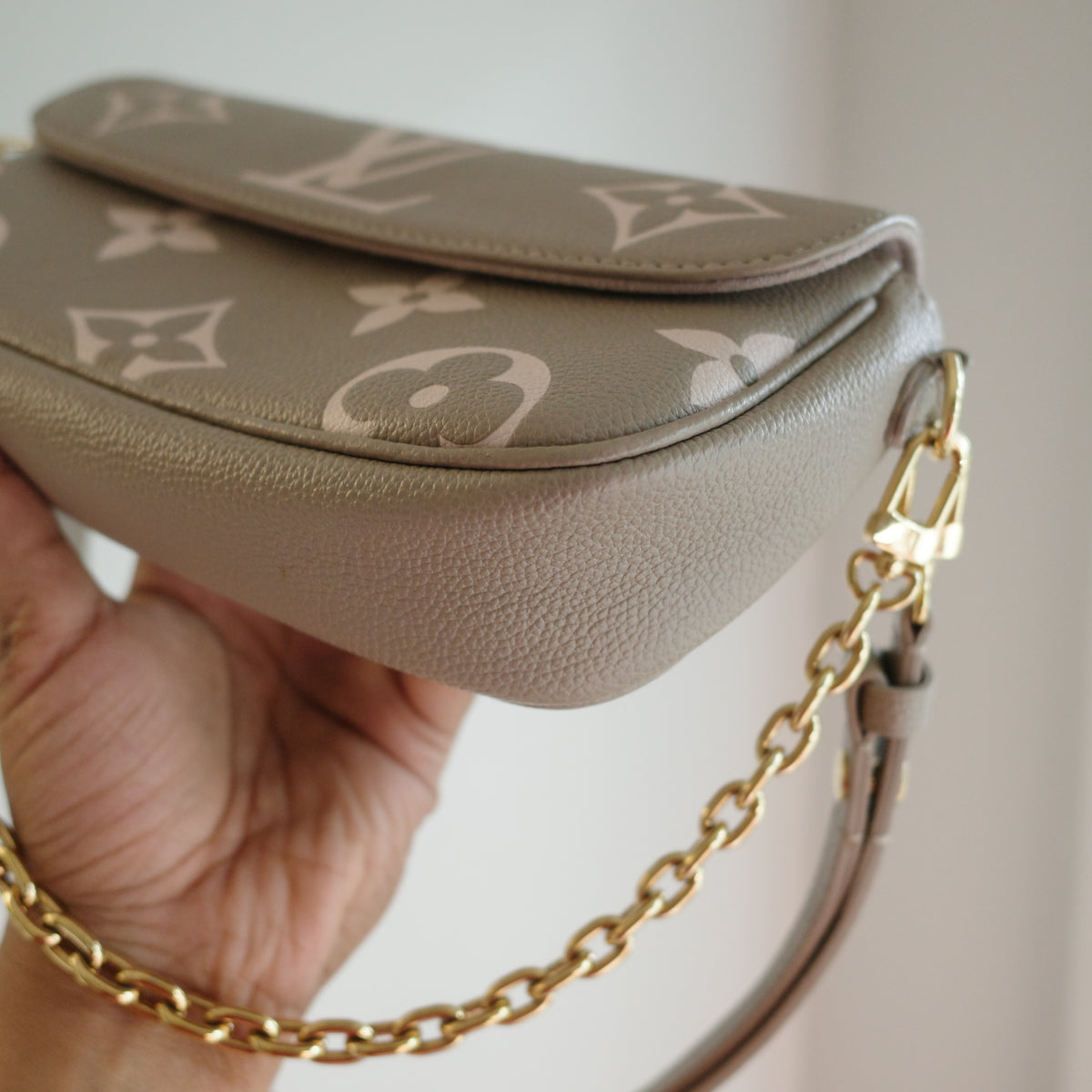 LOUIS VUITTON Wallet on Chain Ivy WOC Empreinte Bicolor Turtledove