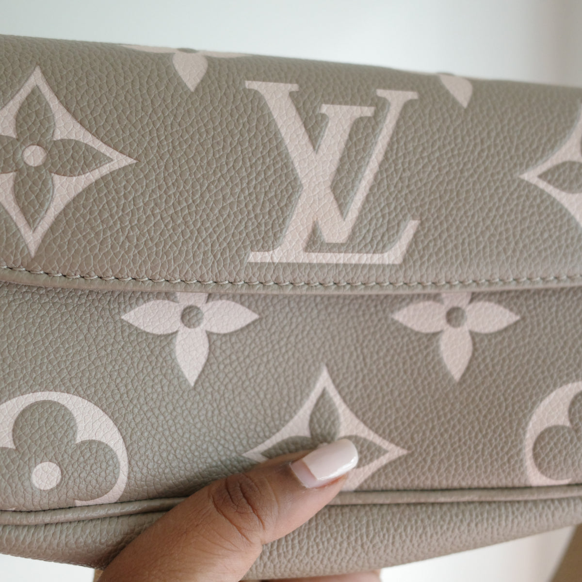 LOUIS VUITTON Wallet on Chain Ivy WOC Empreinte Bicolor Turtledove