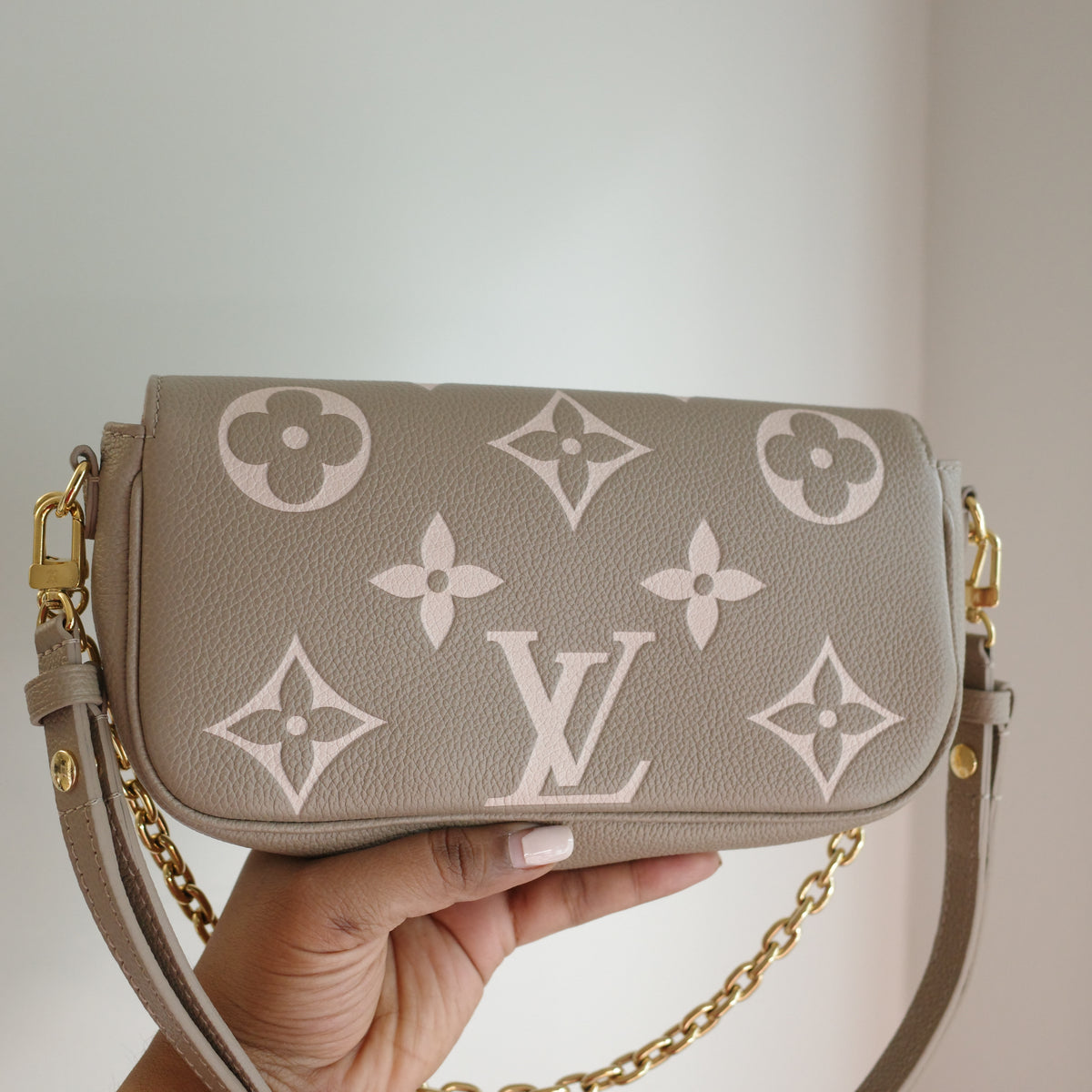 LOUIS VUITTON Wallet on Chain Ivy WOC Empreinte Bicolor Turtledove
