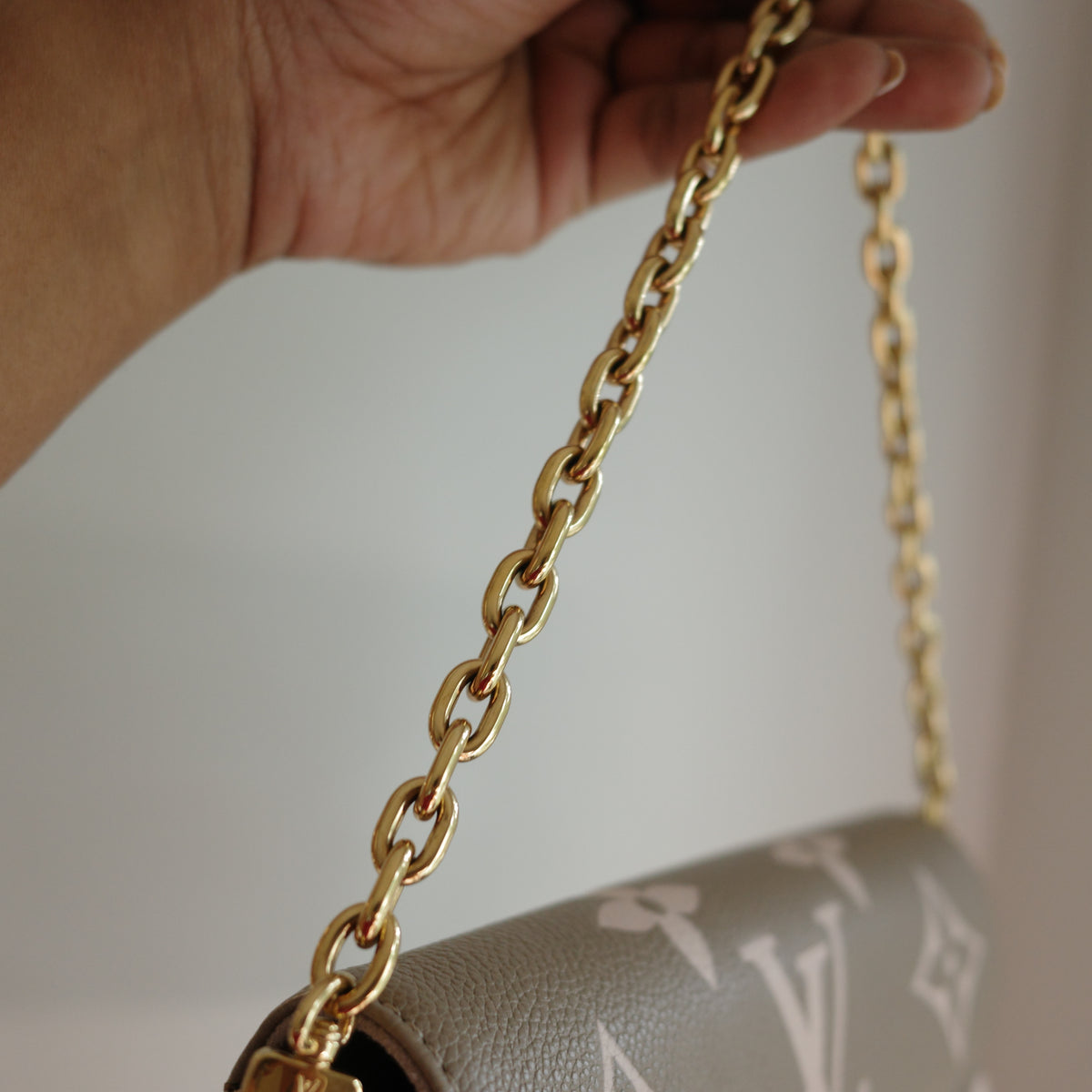 LOUIS VUITTON Wallet on Chain Ivy WOC Empreinte Bicolor Turtledove