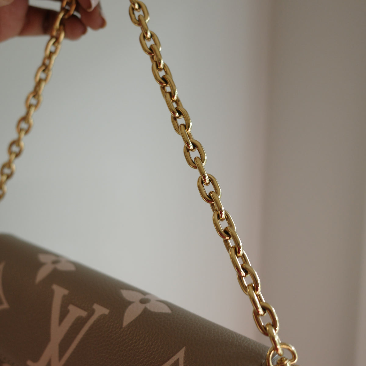 LOUIS VUITTON Wallet on Chain Ivy WOC Empreinte Bicolor Turtledove