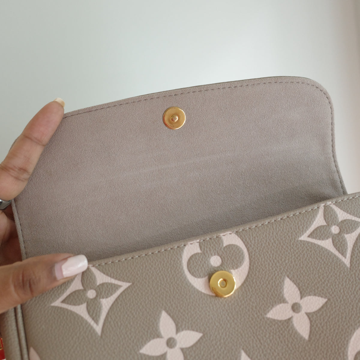 LOUIS VUITTON Wallet on Chain Ivy WOC Empreinte Bicolor Turtledove