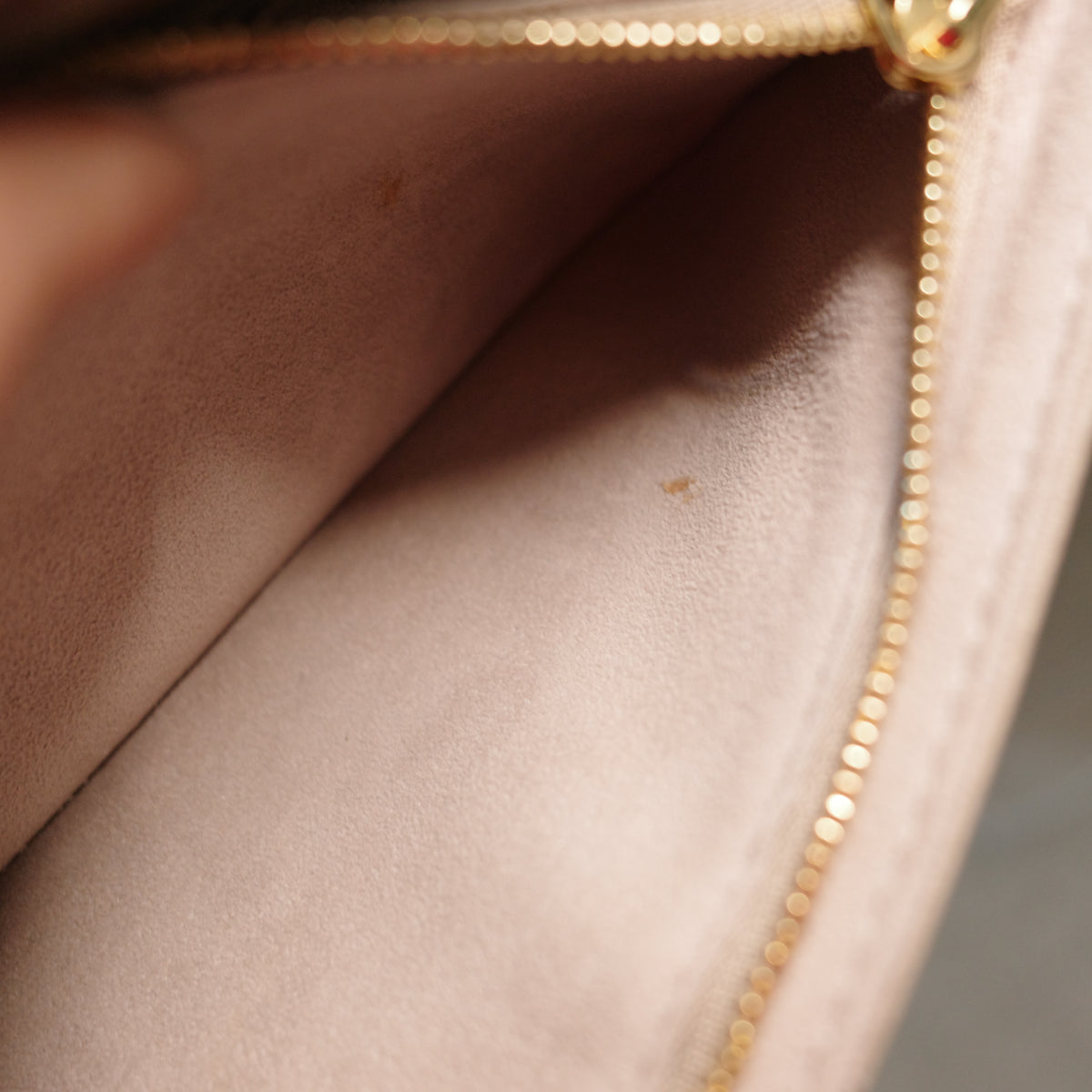 LOUIS VUITTON Wallet on Chain Ivy WOC Empreinte Bicolor Turtledove