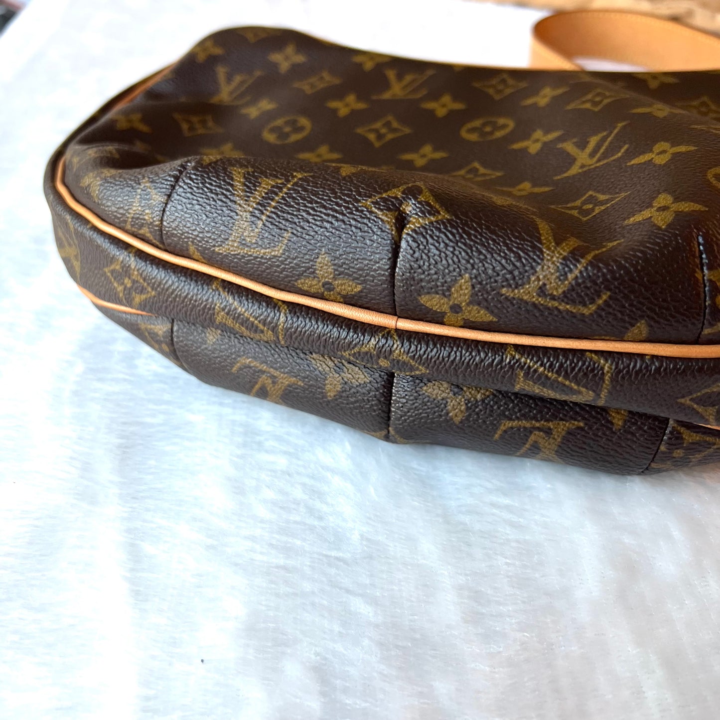 LOUIS VUITTON Monogram Croissant MM